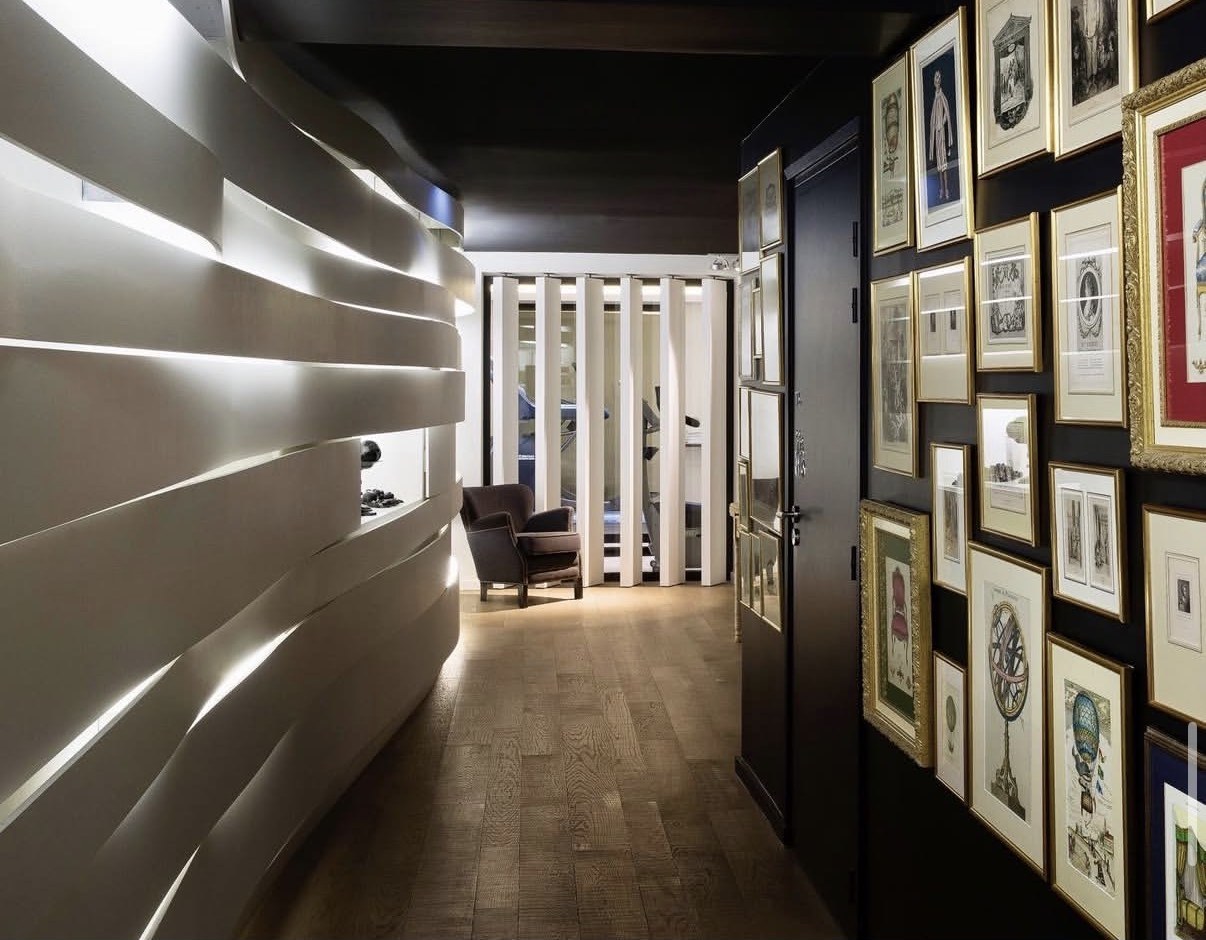 Hôtel Molière à Paris — couloir au ruban lumineux et mur de gravures
