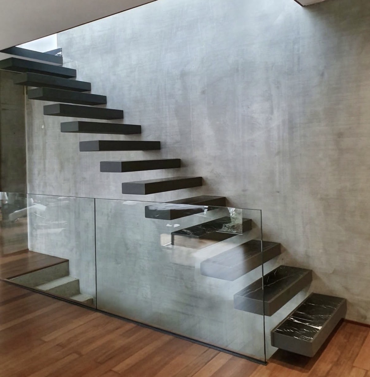 Maison Jao à Saint-Cloud — escalier suspendu en béton et marbre noir