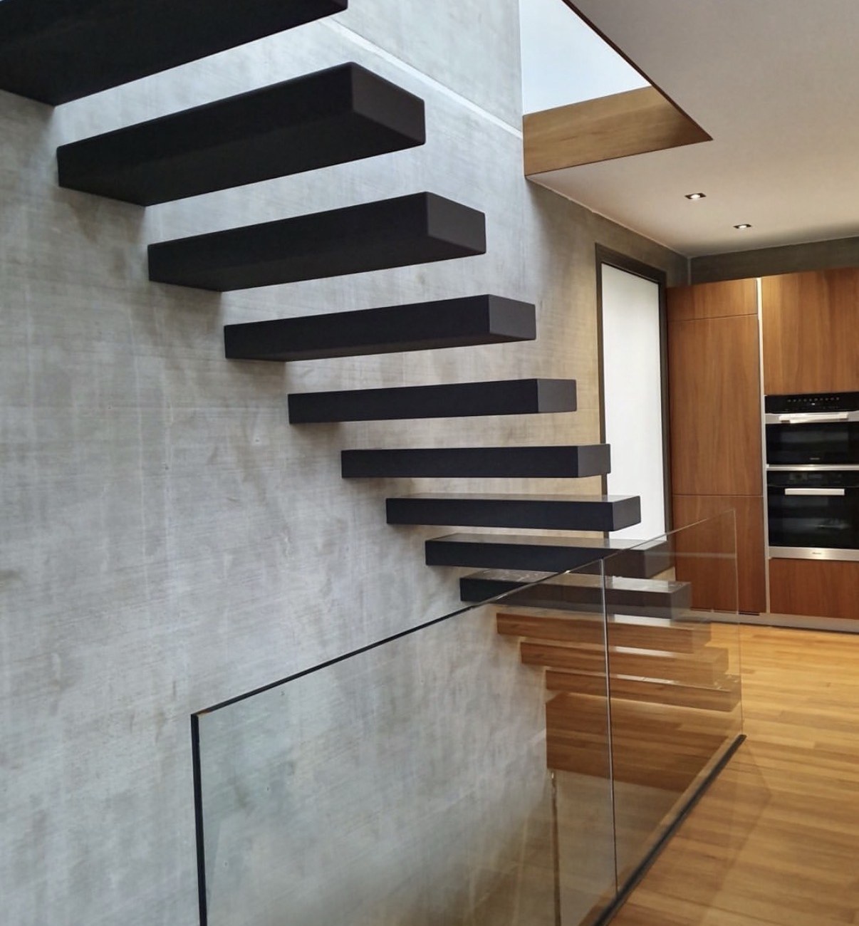 Maison Jao à Saint-Cloud — escalier suspendu, vue depuis la cuisine