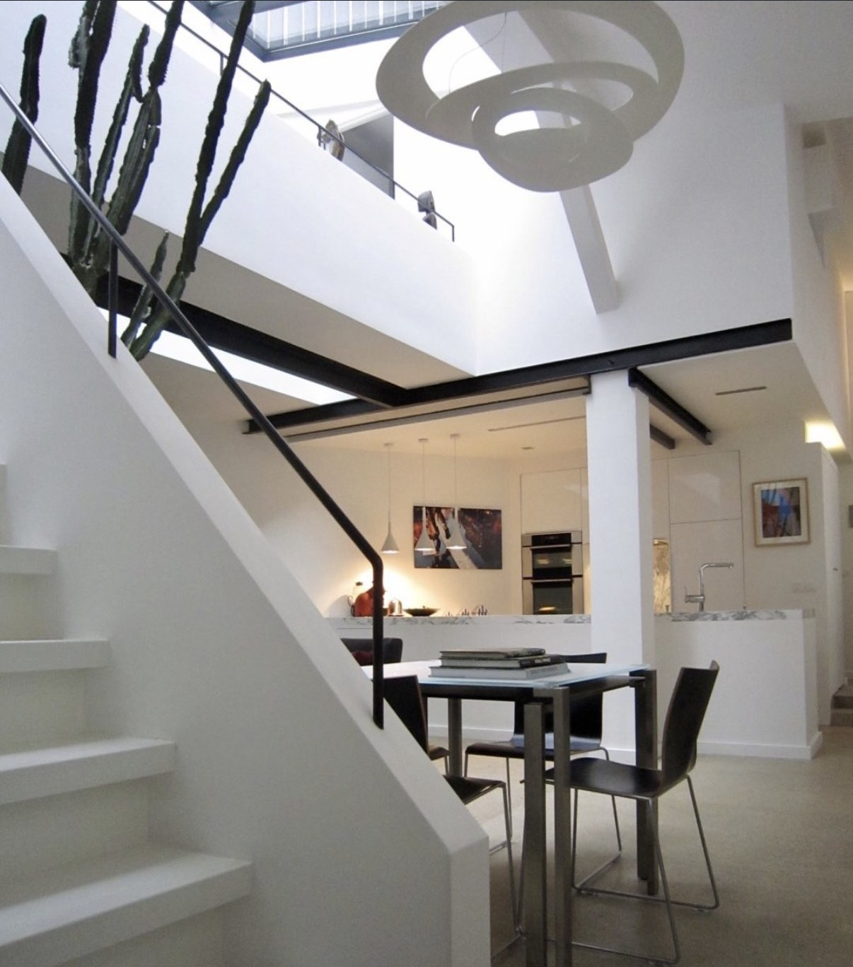 Atelier à Montmartre — volumes blancs sous verrière
