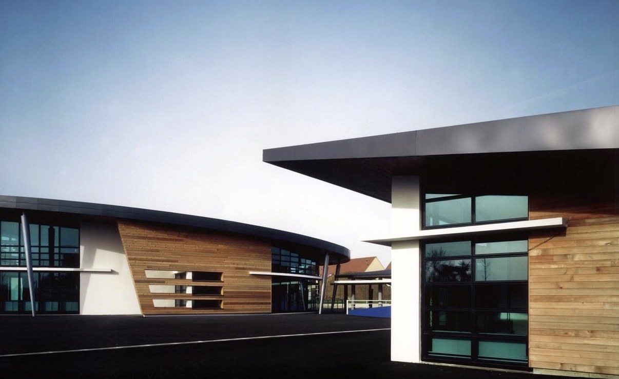 Groupe scolaire à Magny-le-Hongre — volumes courbes, bois et verre