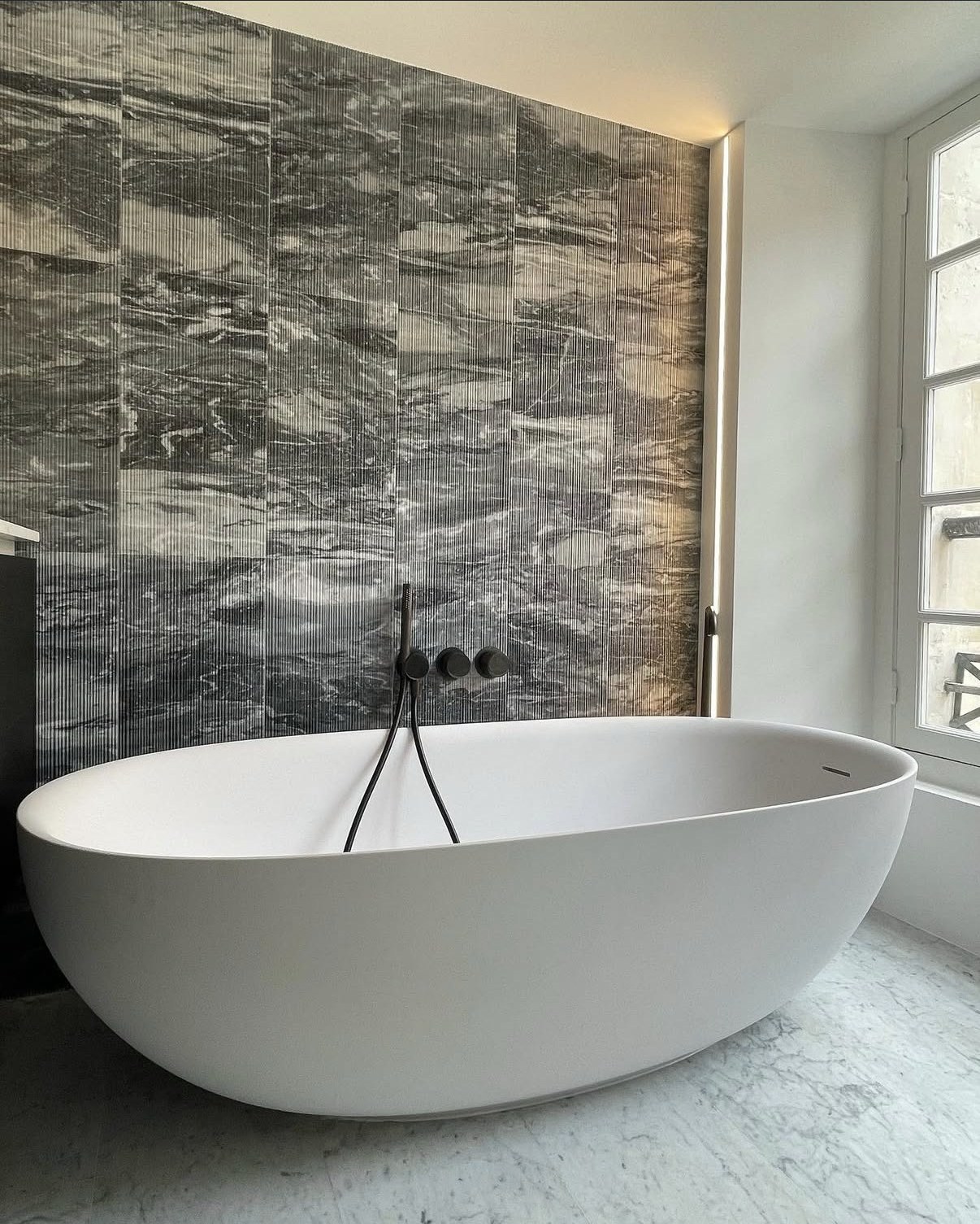 Appartement Île Saint-Louis — salle de bain en marbre, baignoire îlot