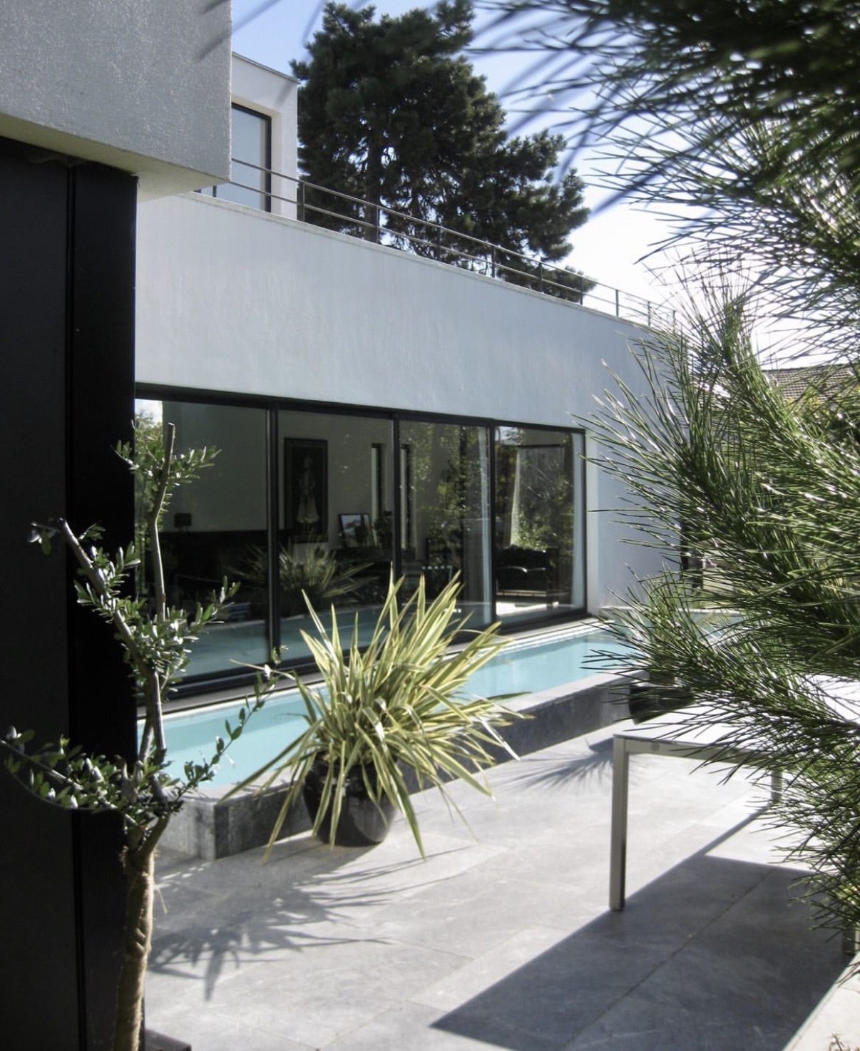Maison contemporaine à Saint-Cloud — terrasse et piscine