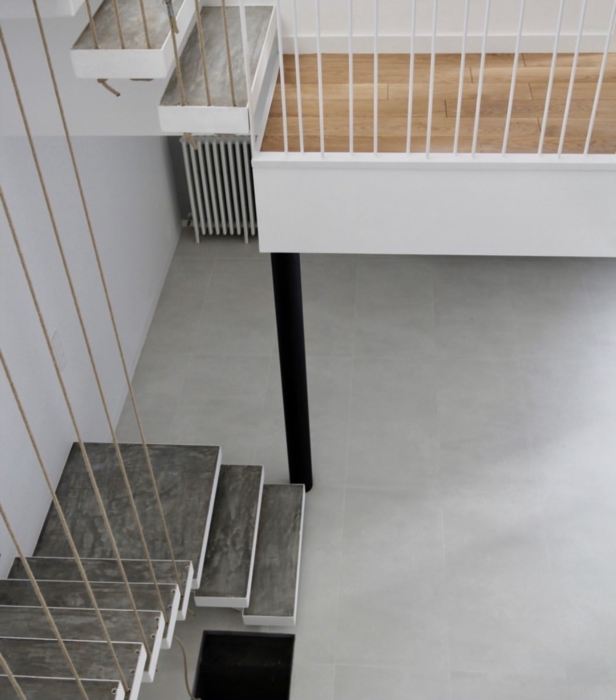 Maison Vito à Paris 20e — escalier suspendu sur deux niveaux
